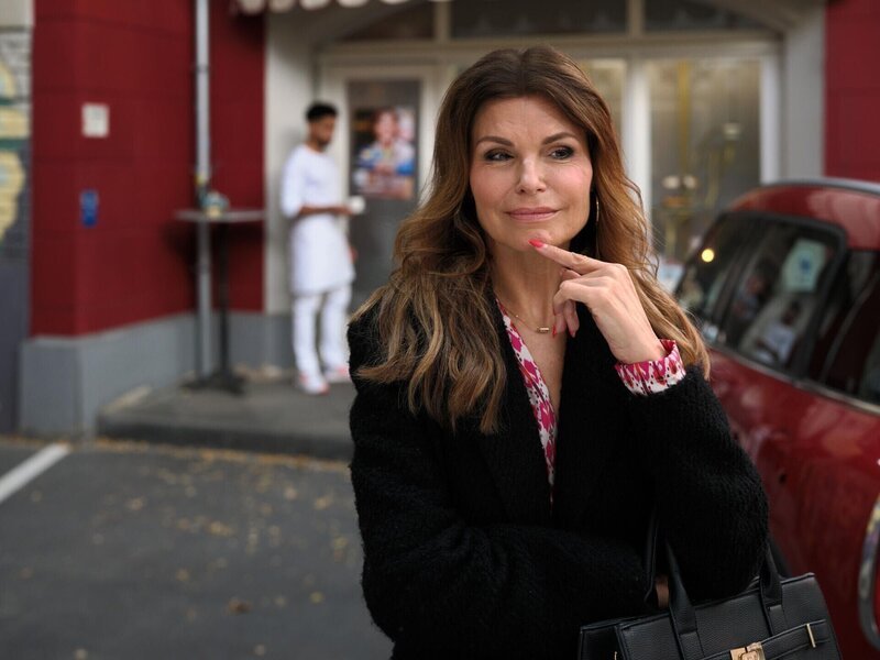 Britta (Tabea Heynig) erkennt, dass Theo Aufmunterung braucht. – Bild: RTL /​ Stefan Behrens