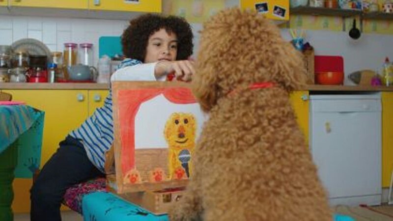 Tom (Ellis-James Naylor) zeigt Wuffel das Bild, das er von ihm gemalt hat. – Bild: ZDF/​Darrall MacQueen