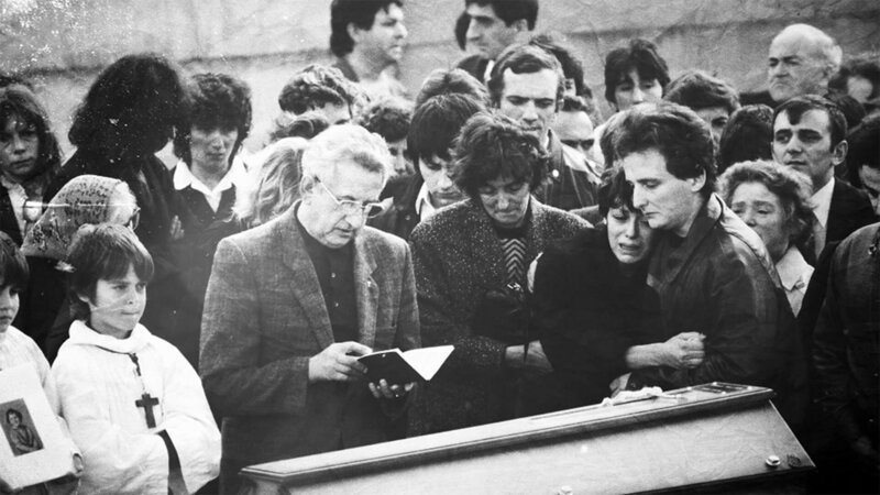 Im Oktober 1984 wurde der Leichnam des vierjährigen Grégory Villemin aus dem Fluss Vologne geschleppt, seine Hand- und Fußgelenke wurden nach Art eines barbarischen, heidnischen Opfers gefesselt. – Bild: redarrow /​ Crime + Investigation /​ RedArrow