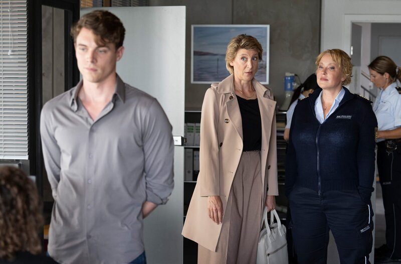 Nele Fehrenbach (Floriane Daniel, r.) bemerkt, dass zwischen dem Journalisten Johannes Riedler (Gerrit Klein, l.) und seiner Chefin Michaela Morgenroth (Mareile Blendl, M.) Spannungen herrschen. – Bild: ARD/​Laurent Trümper
