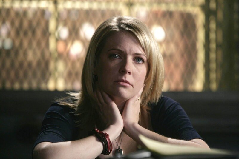 Die junge Lehrerin Sarah Tent (Melissa Joan Hart) sagt aus, dass sie von dem fünfzehnjährigen Schüler vergewaltigt wurde. Er behauptet das Gegenteil, wodurch Aussage gegen Aussage steht. – Bild: PLURIMEDIA (NBC Universal, Inc.)