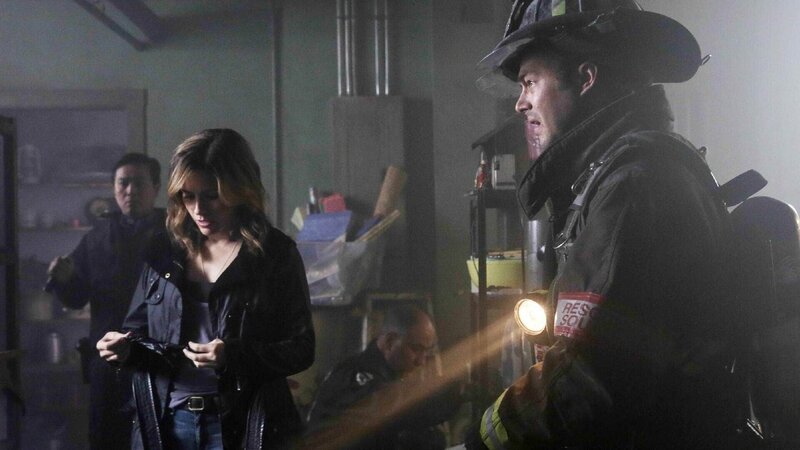 Bei einem Brandeinsatz entdecken Erin Lindsay (Sophia Bush) und Kelly Severide (Taylor Kinney) eine Kiste Fotos von gefesselten und nackten Kindern. Auf einem der Fotos entdeckt Lindsay ihren seit mehr als zehn Jahren vermissten Bruder … – Bild: TVNOW /​ NBC Universal