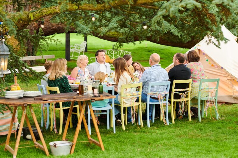 Jamie Oliver und Familie. – Bild: Jamie Oliver Enterprises Ltd. /​ Paul Stewart
