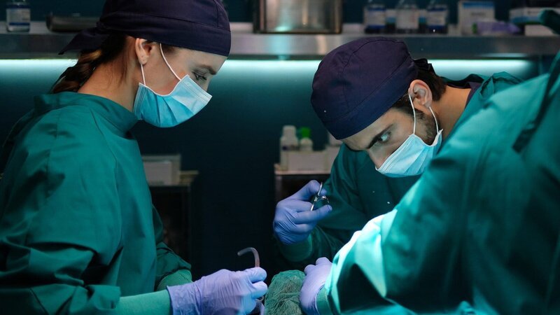 DOC – Es liegt in deinen Händen Staffel 1 Folge 8 Konzentration beim Nähen: Matilde Gioli als Dr. Giulia Giordano, Gianmarco Saurino als Dr. Lorenzo Lazzarini – Bild: SRF/​SONY Pictures