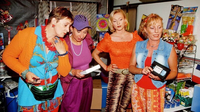 Skandal auf dem Campingplatz! Uschi (Antje Lewald, r.), Stefanie (Dana Golombek, 2.v.r.), Marga (Andrea Badey, l.) und Rutchen (Ute Maria Lerner) haben ihre Männer beim Anschauen eines Pornofilms erwischt … – Bild: MG RTL D