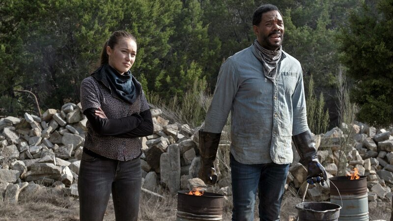 Nach einem Zwischenfall mit einem hochrangigen Mitglied der Pioneers werden Alicia (Alycia Debnam-Carey) und Strand (Colman Domingo) in ein Lagerhaus gebracht, um eine große Herde Walker zu eliminieren. – Bild: AMC Film Holdings LLC