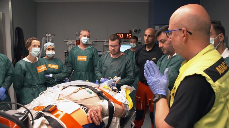 Das BG Klinikum Bergmannstrost in Halle behandelt das Opfer eines schweren Verkehrsunfalls. – Bild: RTLZWEI