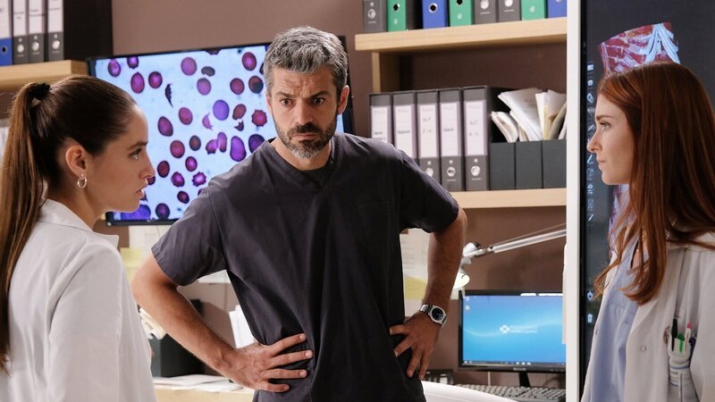 DOC – Es liegt in deinen Händen Staffel 1 Folge 16 Gemeinsam brainstormen: Matilde Gioli als Dr. Giulia Giordano, Luca Argentero als Dr. Andrea Fanti, Silvia Mazzieri als Dr. Alba Patrizi – Bild: SRF/​SONY Pictures