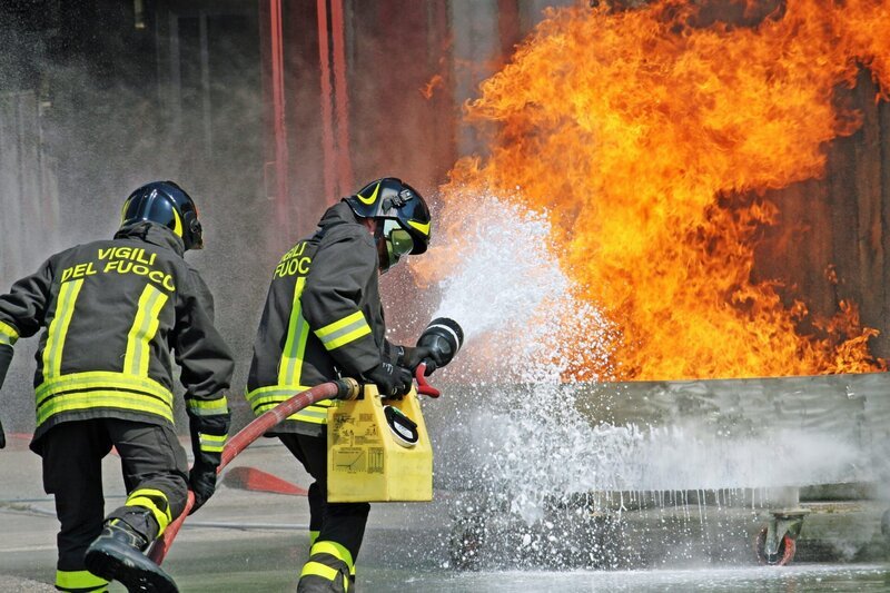 Firefighters extinguished a fire hazard during a training exercise in the fire station – Bild: Federico Candoni