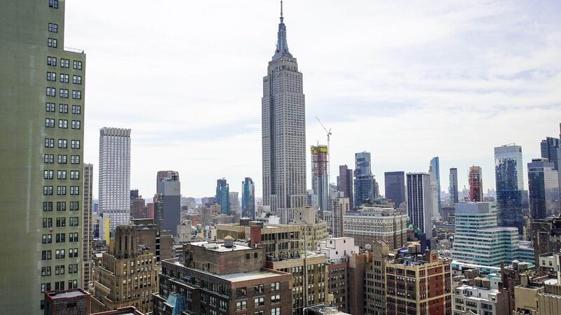 Das Empire State Building ist eines der berühmtesten New Yorker Bauwerke und war bei seiner Eröffnung das höchste Gebäude der Welt. – Bild: TVNOW /​ Windfall Films Ltd.
