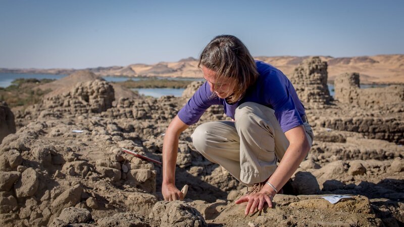 Uronarti, Northern Sudan – Dr. Laurel Bestock (Associate Professor of Archaeology and Egyptology, Brown University/​Uronarti Regional Archaeological Project) excavates part of Fort Uronarti in Northern Sudan. (Mandatory credit: Mallinson Sadler Productions/​Paul Arton) – Bild: Mallinson Sadler Productions Ltd Lizenzbild frei