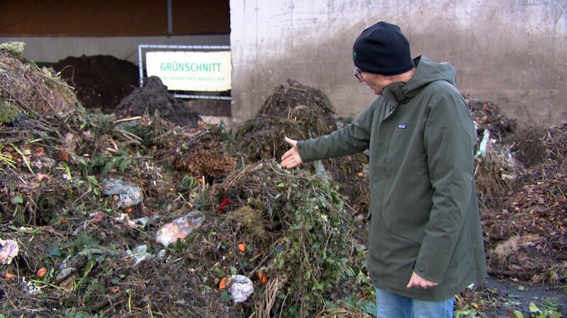 Auch der Kompost ist mit Plastik und in weiterer Folge mit Mikroplastik verschmutzt. – Bild: ORF/Langbein & Partner Auch der Kompost ist mit Plastik und in weiterer Folge mit Mikroplastik verschmutzt. – Bild: ORF/Langbein & Partner