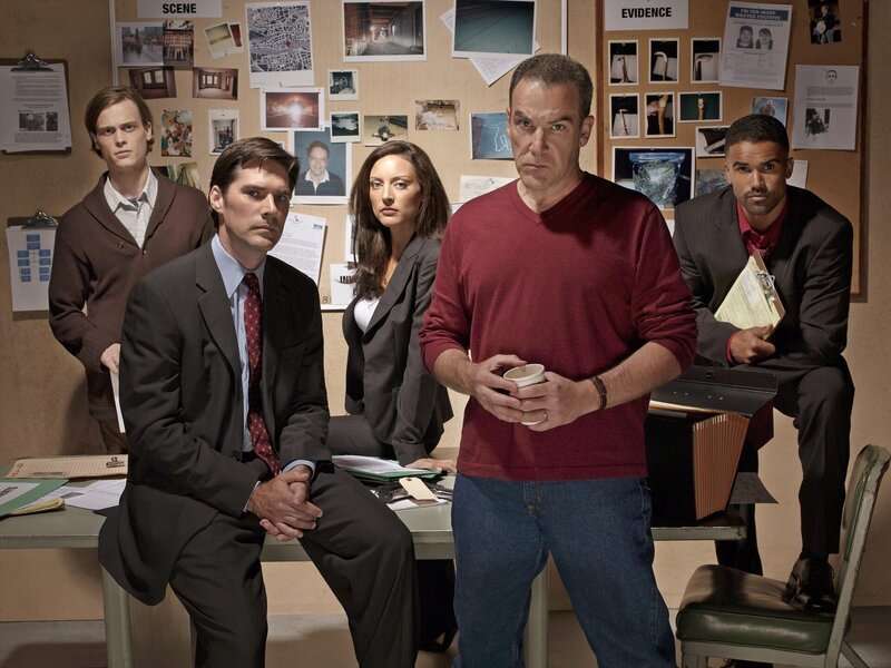 Gemeinsam bringen sie jeden Serientäter zur Strecke: Special Agent Jason Gideon, Special Agent Derek Morgan, Agentin Elle Greenway, Agent Aaron Hotchner und Dr. Spencer Reid. – Bild: Touchstone Television