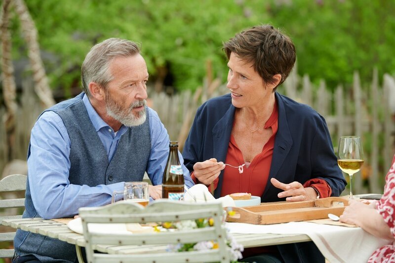 Aimee Benzweiler (Julia Bremermann) ist überrascht, als sie den angeblich von Vinz Huber (Michael Roll) gemachten Nachtisch isst. Will Vinz ihr nach so kurzer Zeit schon einen Antrag machen? – Bild: ZDF und WalterWehner.