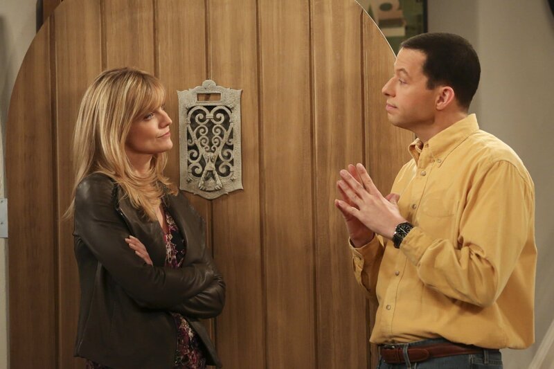 Eine Begegnung mit Lyndsey (Courtney Thorne-Smith, l.) stellt sich als unangenehmer heraus, als Alan (Jon Cryer, r.) angenommen hat. – Bild: Chuck Lorre Productions, Inc., The Tannenbaum Company In Association With Warner Bros. Television