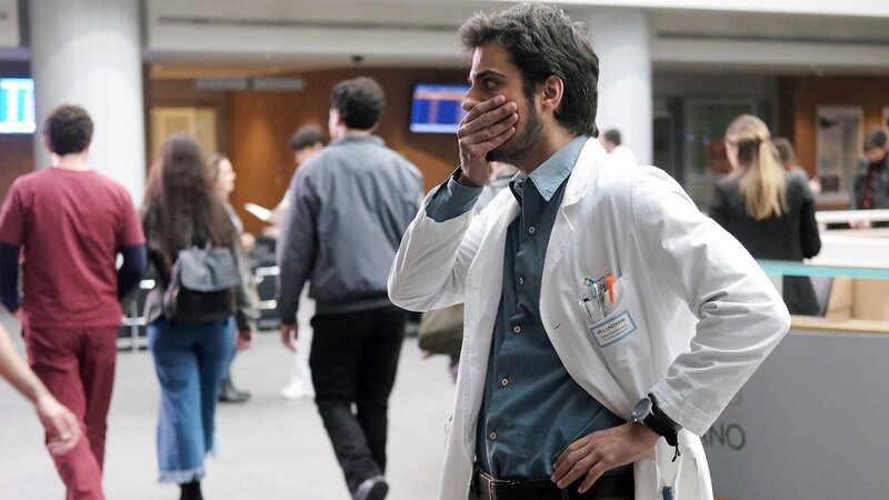 Schreckmoment: Gianmarco Saurino als Dr. Lorenzo Lazzarini – Bild: SRF/​SONY Pictures /​ Fabrizio De Blasio