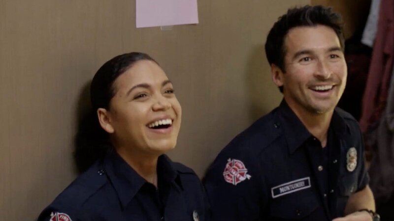 Station 19 Staffel 4 Folge 1 Geniessen eine Verschnaufpause: Barrett Doss als Victoria Hughes, Jay Hayden als Travis Montgomery – Bild: SRF/​ABC Studios