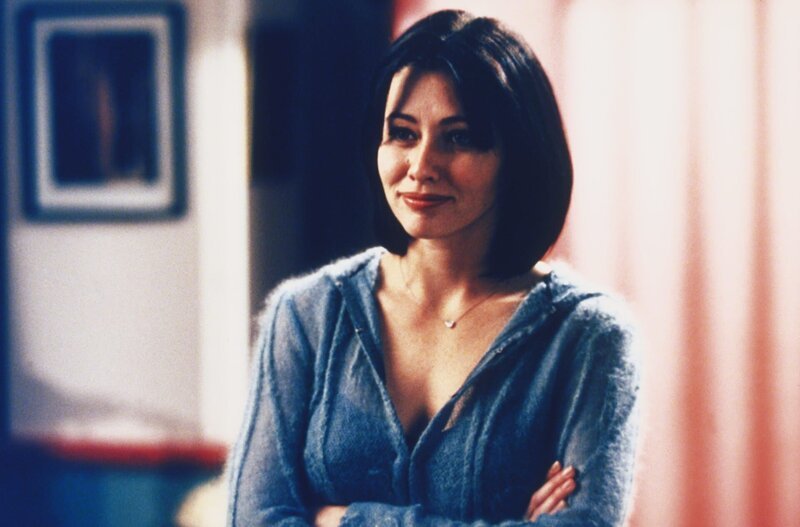 Prue (Shannen Doherty) belehrt ihre Schwestern. – Bild: 2019 CBS Studios Inc. All Rights Reserved. Lizenzbild frei