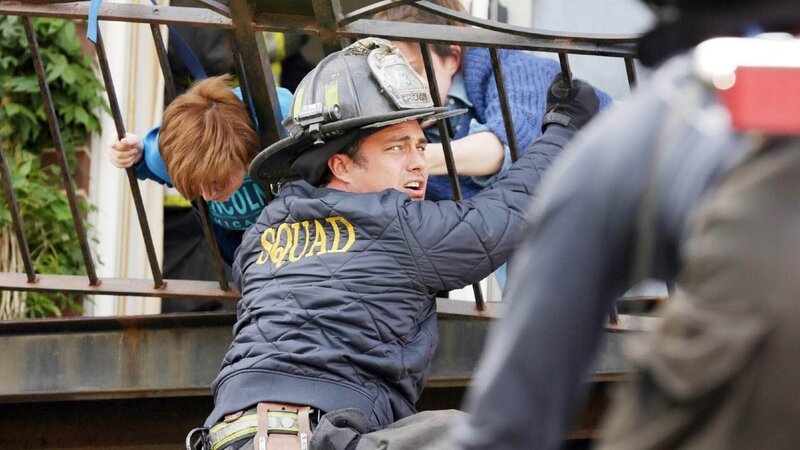 Gefährlicher Rettungseinsatz: Kelly Severide (Taylor Kinney) – Bild: TVNOW /​ NBC Universal