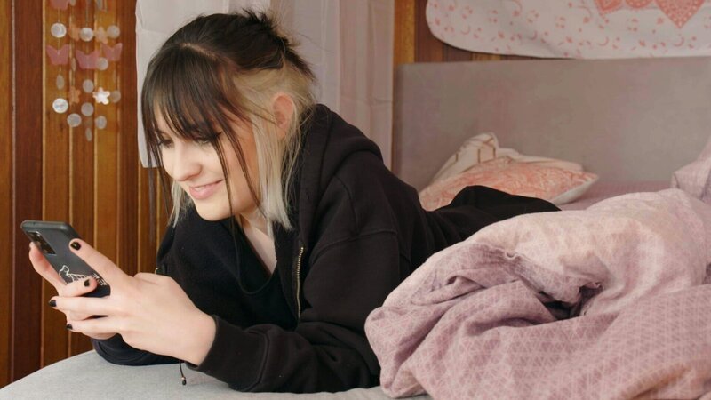 Marie Schwab ist durch einen Algorithmus im Netz in die Magersucht gerutscht. – Bild: SRF/​Bildersturm Filmproduktionen