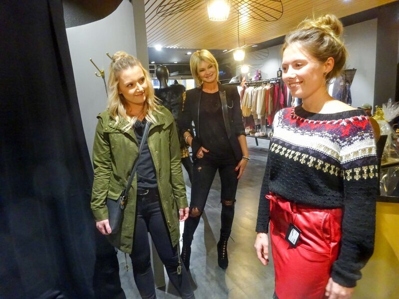 Kandidatin Jeanny, Verkäuferin, Shoppingbegleitung Melanie – Bild: MG RTL D /​ Constantin Entertainment