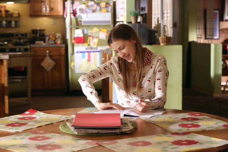 Während Sue (Eden Sher) ihren zweiten Namen, welcher ebenfalls Sue lautet, ändern will, um im Führerschein einen normalen Namen angeben zu können, trifft Axl auf den Exfreund von Cassidy und versucht mit aller Kraft, nicht eifersüchtig zu wirken … – Bild: Warner Brothers