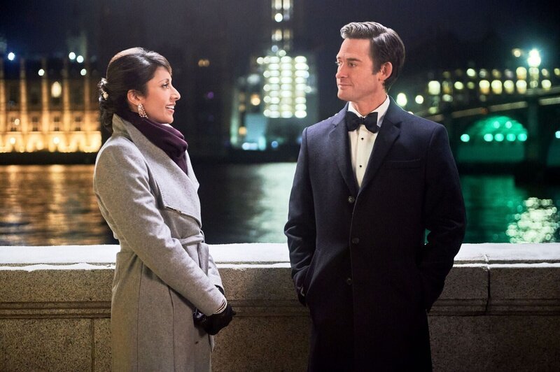 David (Will Kemp) bittet die professionelle Einkäuferin Anji (Reshma Shetty), ihm bei der Suche nach einem perfekten Geschenk behilflich zu sein. Und so begibt sich das Duo auf die Suche durchs vorweihnachtliche London. – Bild: Hallmark Media Productions, LLC