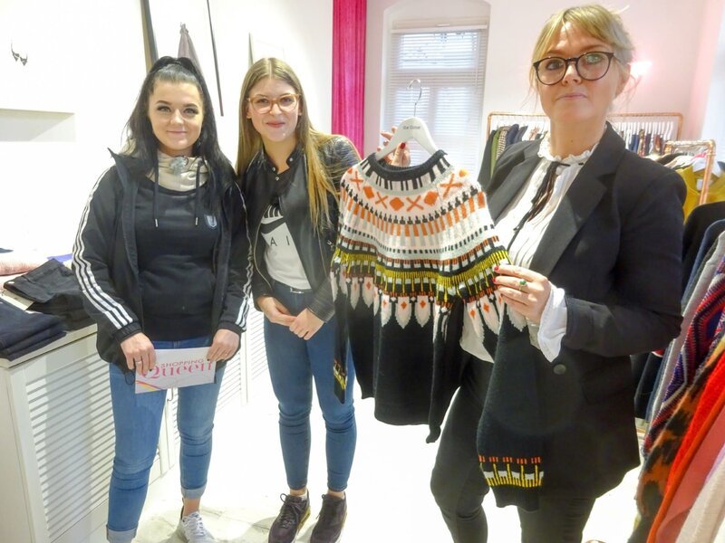 V.l.: Shoppingbegleitung Luise, Kandidatin Lysann, Verkäuferin – Bild: MG RTL D /​ Constantin Ent.