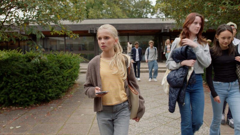 Im neuen Schuljahr ist alles anders für Jenny (Anine Bonnevie Nagell-Høyer). – Bild: WDR/​NRK/​Beta Film