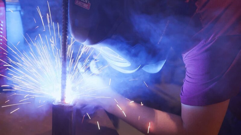Ein Mann arbeitet mit Metall – Bild: libuk /​ THE HISTORY CHANNEL /​ A+E Nnetworks