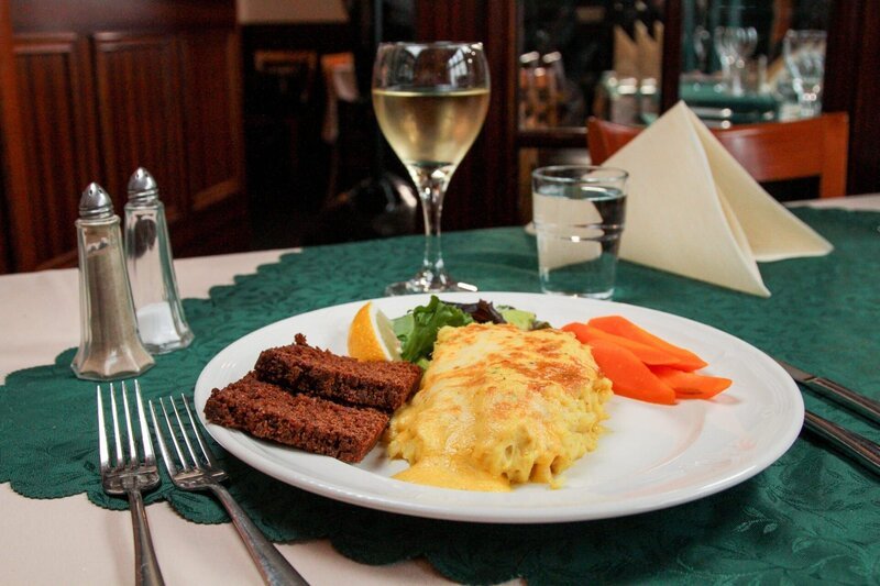 Isländer essen jährlich fast 90 Kilogramm Fisch pro Person, darunter auch „Plokkfiskur“, ein Püree aus frischem Kabeljau und Kartoffeln in einer cremigen Käsesauce. – Bild: ORF/​Warner/​The Travel Channel