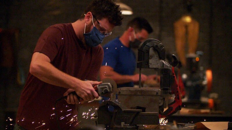 Der Wettbewerber schneidet mit Flex – Bild: libuk /​ THE HISTORY CHANNEL /​ A+E Nnetworks