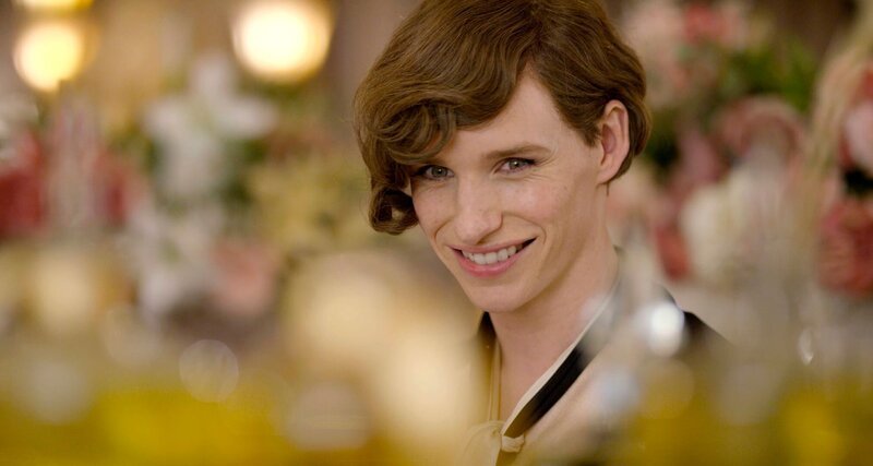 rbb Fernsehen THE DANISH GIRL, am Donnerstag (28.11.24) um 20:15 Uhr. Kopenhagen in den 1920er Jahren: Auf der Suche nach neuer Inspiration, bittet die Künstlerin Gerda ihren Ehemann Einar Wegener, für ihre Gemälde als weibliches Model zu posieren. Das Ergebnis ist bemerkenswert und so lassen sich die beiden immer häufiger auf dieses Rollenspiel ein. Eine außergewöhnliche Erfahrung, bei der Einar seine weibliche Seele entdeckt. – Einar (Eddie Redmayne) ist vollständig zu Lili geworden und darüber ist sie äußerst glücklich.  Lizenzzeitende: 31.01.2025 – Bild: rbb/​Universal Studios