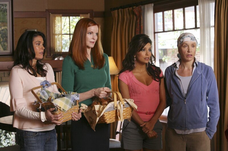Wollen Katherine seelisch unterstützen, nachdem sie von Adam verlassen wurde: Lynette (Felicity Huffman, r.), Bree (Marcia Cross, 2.v.l.), Gabrielle (Eva Longoria, 2.v.r.), und Susan (Teri Hatcher, l.) … – Bild: American Broadcasting Companies, Inc.