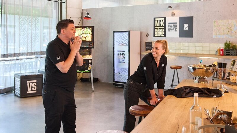 Tim Mälzer und Zora Klipp. – Bild: RTL