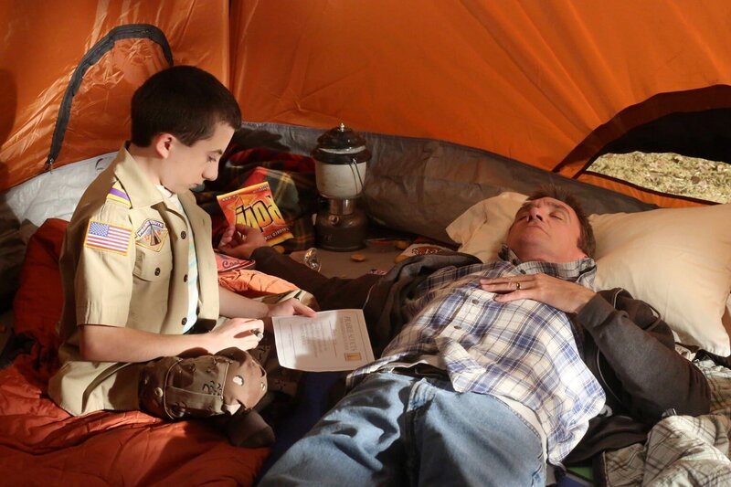 Während Nesthäkchen und Pfadfinder Brick (Atticus Shaffer, l.) festentschlossen ist, beim Zelten dieses Mal nicht vorzeitig aufzugeben, erlebt Vater Mike (Neil Flynn, r.) eine Horror-Nacht, die er nicht so schnell vergessen wird … – Bild: Warner Brothers