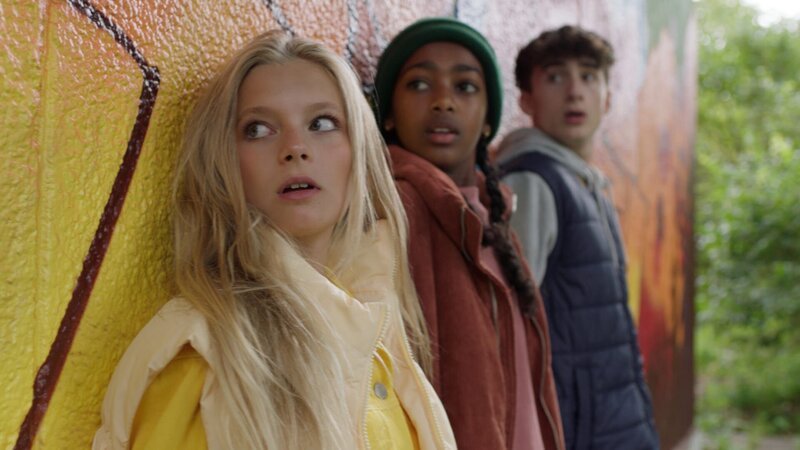 Jenny, Naomi und Yasin verstecken sich vor Psycho-Roger (v.l.n.r.: Anine Bonnevie Nagell-Høyer, Solvana Tesfaye Tikabo, Yousef Ali Ismail). – Bild: WDR/​NRK/​Beta Film