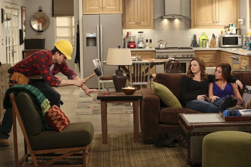 Walden (Ashton Kutcher, l.) will beweisen, dass er ein ganzer Kerl ist und zeigt, was er handwerklich drauf hat. Jenny (Amber Tamblyn, M.) und Brooke (Aly Michalka, r.) bleiben jedoch skeptisch … – Bild: Chuck Lorre Productions, Inc., The Tannenbaum Company In Association With Warner Bros. Television