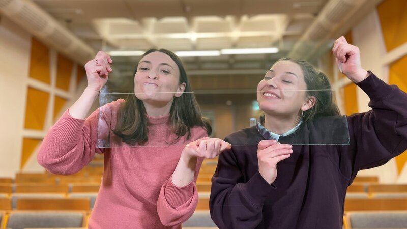 Mit Steffi findet Checkerin Marina (rechts) heraus, warum Glas durchsichtig ist. – Bild: BR/​megaherz gmbh/​Amelie Cran