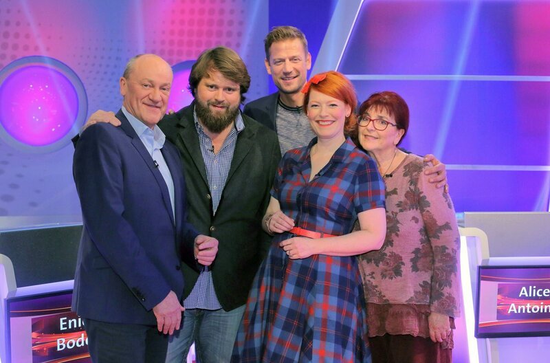Moderator Florian Weber stellt in seinem SWR Wissensquiz „Meister des Alltags“ die Alltagstauglichkeit seiner prominenten Kandidaten auf die Probe. „Meister des Alltags“ spendet seinen Gewinn einem guten Zweck. v.li.: Bodo Bach, Antoine Monot Jr., Florian Weber, Enie van de Meiklokjes und Alice Hoffmann. – Bild: SWR/​Peter A. Schmidt