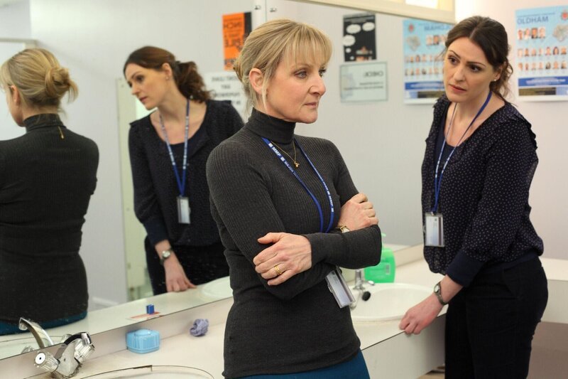 Janet Scott (Lesley Sharp, l.); Rachel Bailey (Suranne Jones, r.) – Bild: Red Production Co Ltd /​ ITV plc /​ Matt Squire