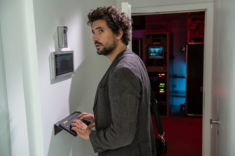 Felix „Einstein“ Winterberg (Tom Beck). – Bild: SAT.1 /​ Wolfgang Ennenbach