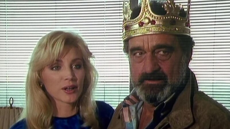 Der glückliche Mark: Nina (Shannon Tweed) hat es auf Marks (Victor French) Geld abgesehen – Bild: BBL