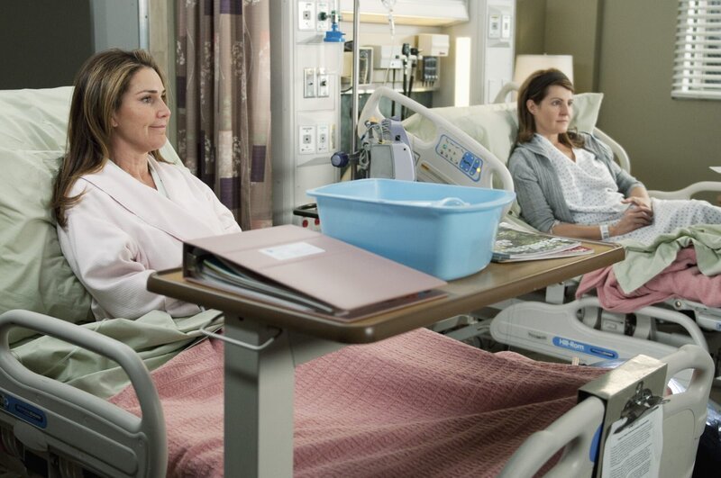 Richard nimmt seine 10.000. Operation an zwei streitenden Schwestern (Nia Vardalos, r. und Peri Gilpin, l.) vor, die wegen einer Lebertransplantation ins Krankenhaus eingeliefert werden. – Bild: 2011 American Broadcasting Companies, Inc. /​ Colleen Hayes