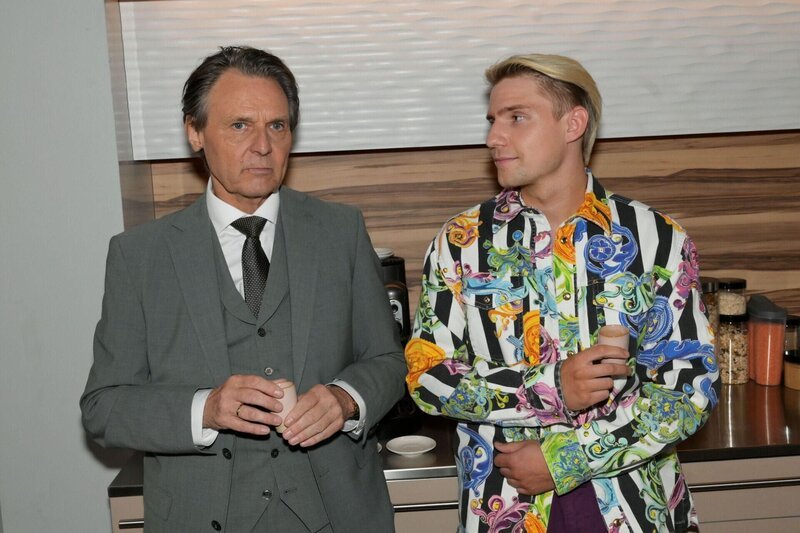 Gerner (Wolfgang Bahro, l.) erfährt von Moritz (Lennart Borchert), dass er trotz allem bei Matilda gepunktet hat. – Bild: RTL /​ Rolf Baumgartner