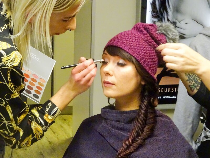 Kandidatin Fanny (r.) beim Friseur. – Bild: VOXup