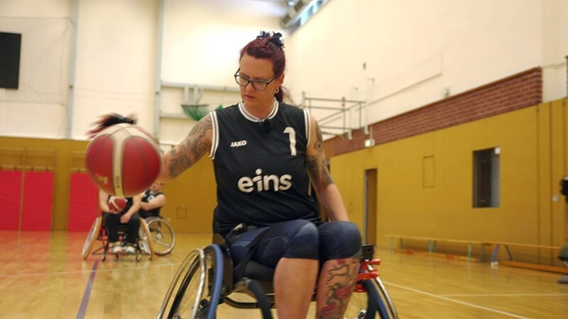 Altenpflegerin Silke ist zwar selbst nicht behindert, sitzt aber seit 14 Jahren regelmäßig im Rollstuhl, um mit Gehbehinderten Rollstuhlbasketball zu spielen. – Bild: RTLZWEI, Focus TV Produktion