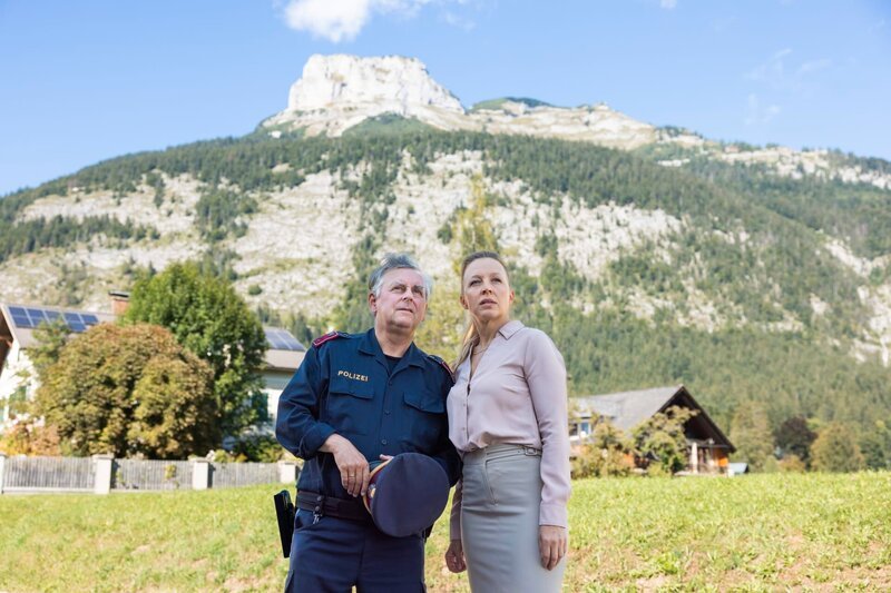 Franz Gasperlmaier, Kommissarin Dr. Jolante Roth – Bild: Valentin Weinhäupl /​ ServusTV