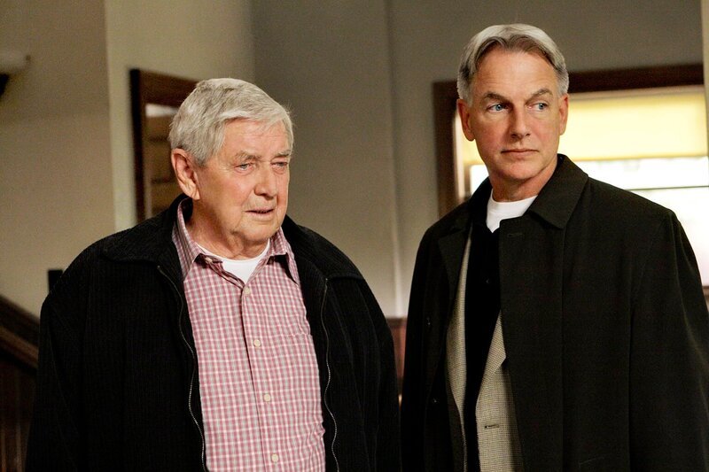 Während der Ermittlungen an einem neuen Mordfall bekommt Gibbs (Mark Harmon, r.) Besuch von seinem Vater (Ralph Waite, l.) … – Bild: ProSiebenSat.1 Media SE