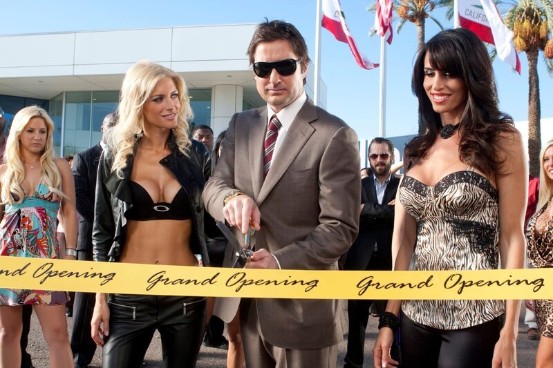 Luke Wilson (m), Stacey Alysson (l), and Diane Sorrentino (r) – Bild: Turner